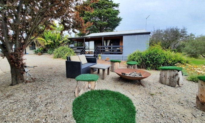 Fingal House | A relaxed fun Cosy Cabin- 5 min from ocean and bay beaches and the Hot springs