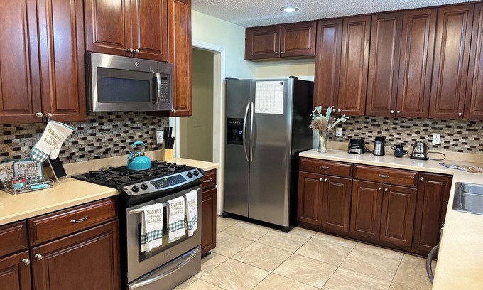 Hinesville House | A Retreat HOME away from home! Family and pet friendly! Near military base!
