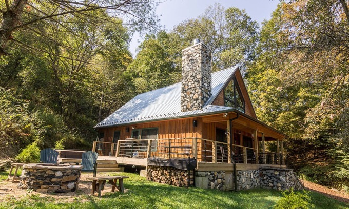 Sugar Grove Cabin | A River Mist Walk - Walk to river, pet friendly, hot tub, pool table