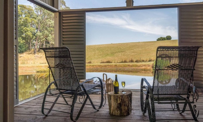 Bullarto South Cottage | A Romantic Escape in Nature’s Embrace