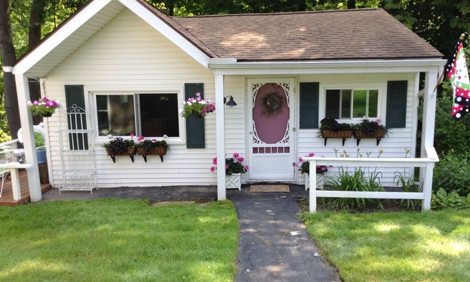 Willoughby Cottage | A Romantic Getaway Or Artist Retreat