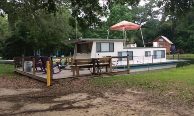 Bogalusa Boat Rental | A Shore Bet 36' Vintage Houseboat.