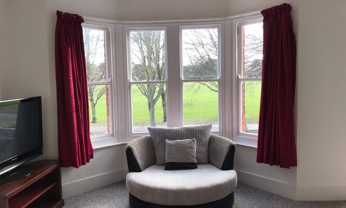 Worthing Apartment | A spacious two bedroom flat close to Worthing town, beach and train station