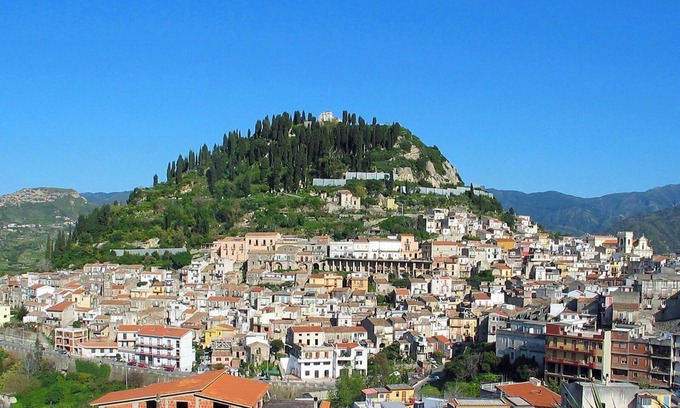 Monforte San Giorgio House | A special stay in our vacation home A Funtana!