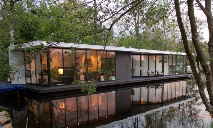 Giethoorn Boat Rental | A Stunning Contemporary Designed Houseboat.