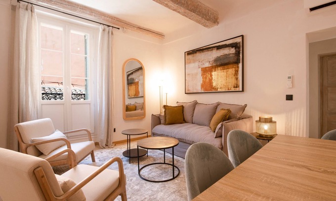 Old Town Apartment | A Superb 1-BR next to Senequier - Center of Saint-Tropez