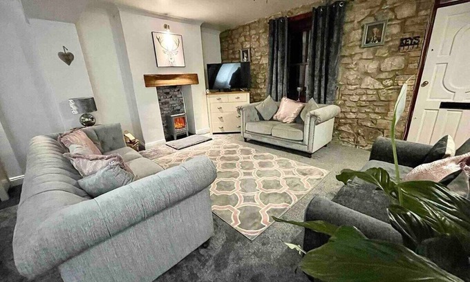 Llantarnam Cottage | A Superb Size Cottage By The Canal