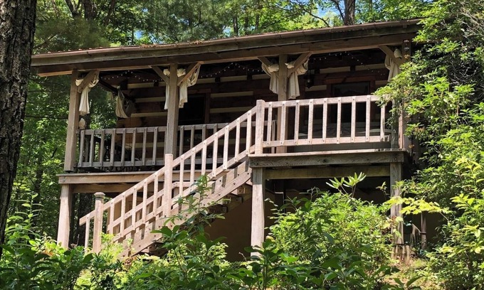 Piper Gap Cabin | A Unique Bed and Breakfast.Log Cabins, with Hot Tubs and Breakfast Delivered Each Morning :)
