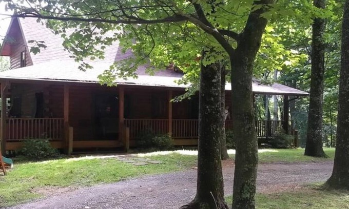 Old Town Cabin | A Unique Bed and Breakfast.Log Cabins, with Hot Tubs and Breakfast Delivered Each Morning :)