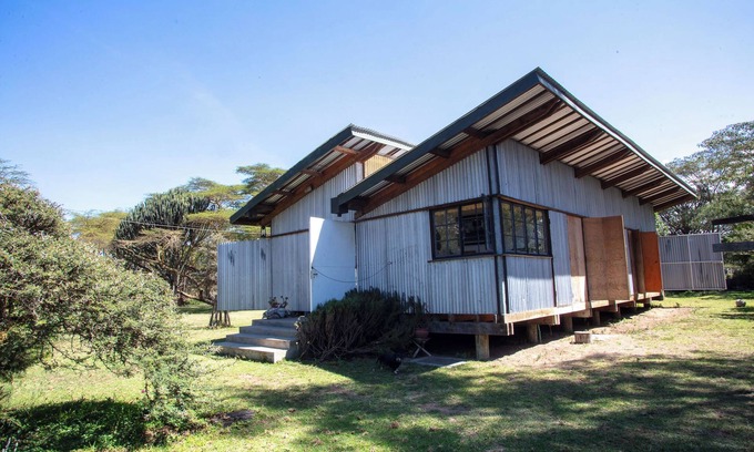 Naivasha House | A unique, eco-friendly hideaway with walls that open to the savannah, allowing safari wildlife viewing from the comfort of the living room.
