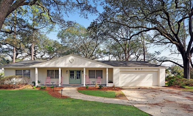 Jekyll Island House | A Wave From It All - newly updated home just steps away from the beach!