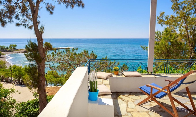 Agios Panteleimonas House | A wonderful home by the sea