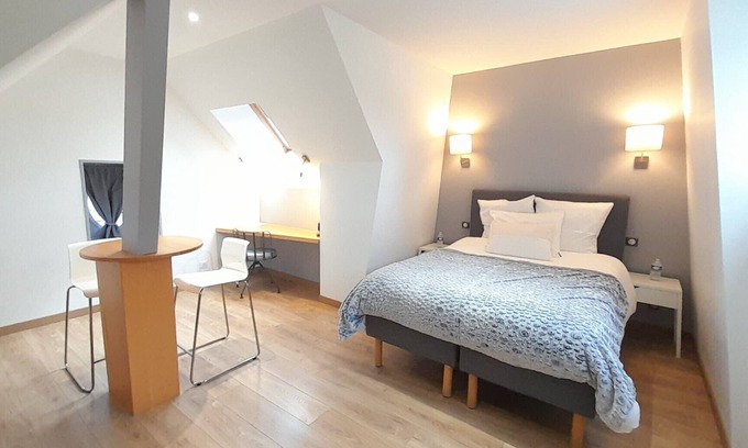 Villers-les-Ormes Bed & Breakfast | A1: double room at the Treuillaud estate with swimming pool