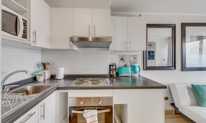 Las Rejas Apartment | A1 Nice, cozy, 2D 1B subway front door up to 5