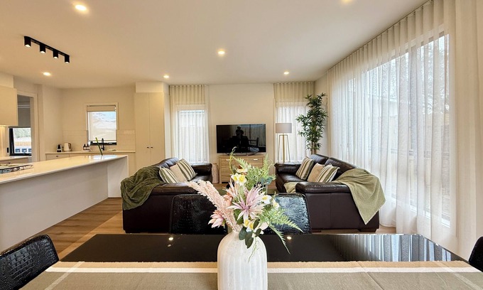 Rosebud House | Aalto Retreat 1: Chic & Modern, Close 2 Everything