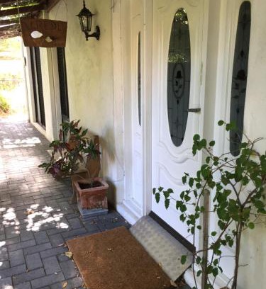 Ascot Bed & Breakfast | Aarn House B&B Airport Accommodation