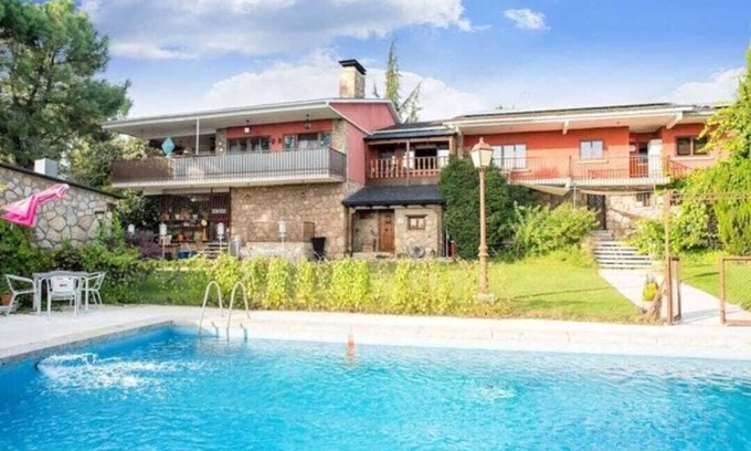 Galapagar Cottage | Abantos-the house in Galapagar. Apartment with direct access to the pool and lawn