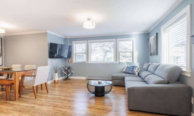 Townline Hill House | ~Abbotsford 2BR Home: Relaxing, Stylish & Homey
