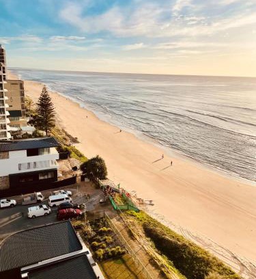 Main Beach Apartment | Absolute Beachfront Luxury - Heated Pool - 75 TV
