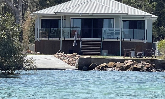 Pindimar House | ABSOLUTE BEACHFRONT Pindimar Beach house Spacious,luxurycozy ducted aircon more