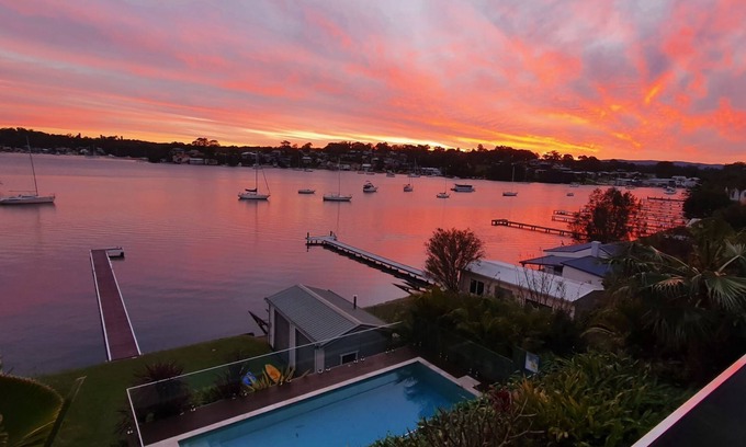 Fishing Point House | Absolute Waterfront : Lakehouse Fishing Point - Waterfront, Pool, Jetty