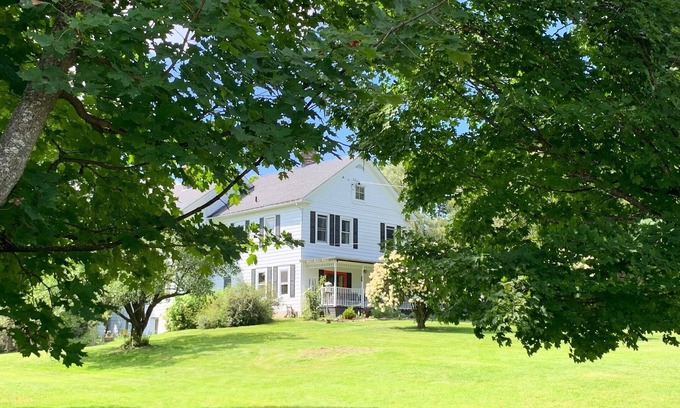North Troy House | Absolutely Huge 4,000sqft 7 Bedroom, 5.5ba Historic Manor House