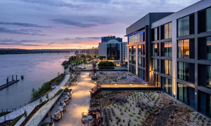 Downtown Vancouver Hotel | AC Hotel by Marriott Vancouver Waterfront