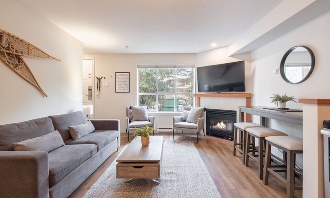 Village North Condo | AC in bedrooms | Private hot tub | Pets | Location