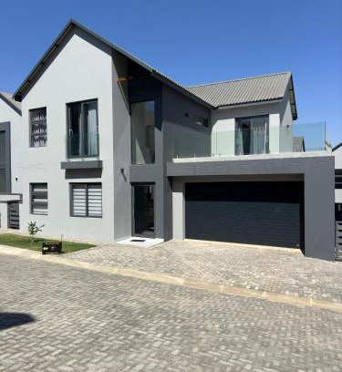 Greater Johannesburg Metropolitan Area Villa | Acacia Villas Blue Hills - 4 Bedroom Luxury Villa