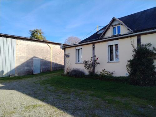 Saint-Pardoux-Corbier Apartment | accommodation à la ferme