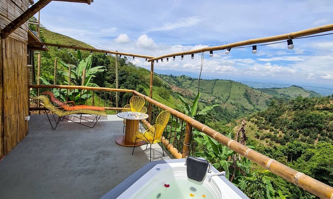 Balboa Cottage | Acogedora cabaña en Eje Cafetero Colombiano con preciosa vista a las montañas