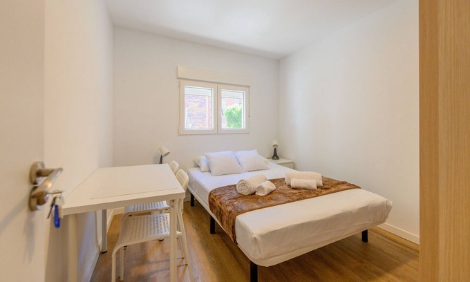 Casco Antiguo Bed & Breakfast | Acogedora habitación con cama doble cerca al Polideportivo Los Cantos en Alcorcón SAP35A