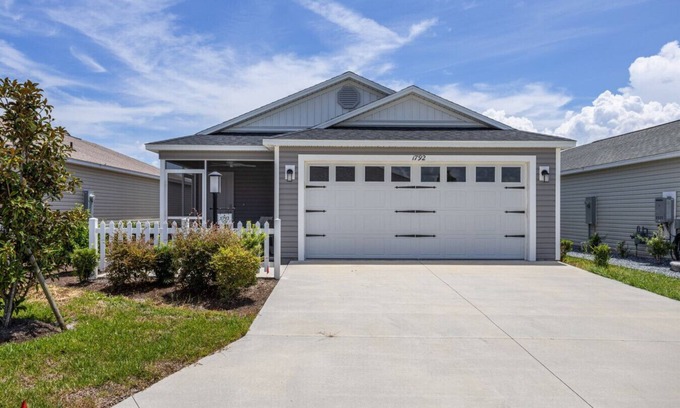 Okahumpka House | Across the Street from Pool, Pickleball, Bocce, Billard's and more