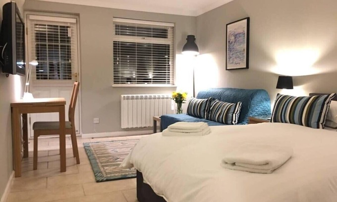 Cambridge Apartment | Addenbrookes Flat 2 mins walk free Private Parking