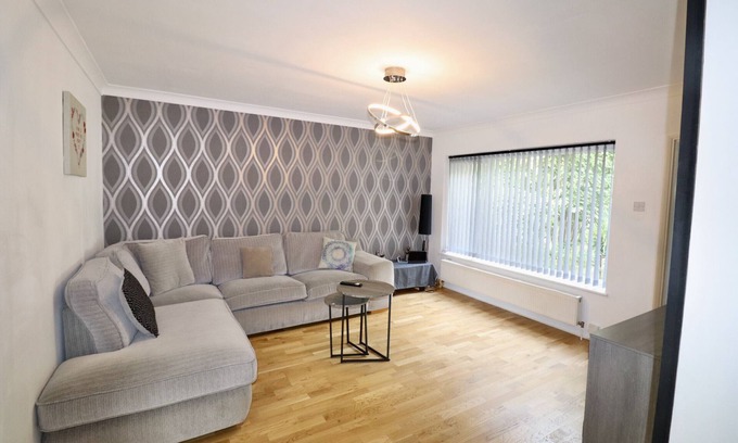 Runnymede House | Addlestone Spacious Four Bedroom House