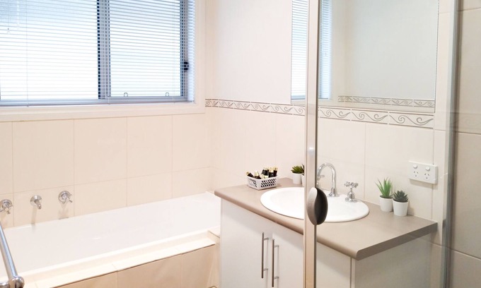 Brooklyn Park House | Adelaide Airport House, ROOM 2 - queen bed