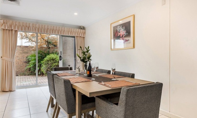 North Adelaide House | Adelaide Style Accommodation - LOCATION- In elite North Adelaide - Walk to City