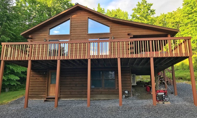 Corinth Cabin | ADK Log Cabin - For The Nature & Wine Lover. Close to LRH Winery, LG & Saratoga.