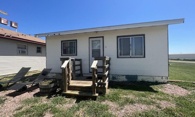 Bonesteel House | Adorable 1 Bedroom Bungalow