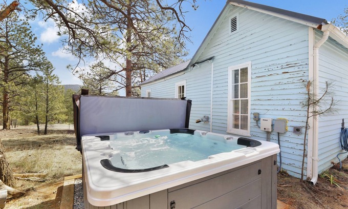Pine Cabin | Adorable 1898 Cottage with Hot Tub | Dog Friendly