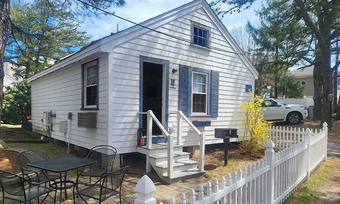 Ocean Park Cabin | Adorable 2 bedroom cabin only 50ft from Beach