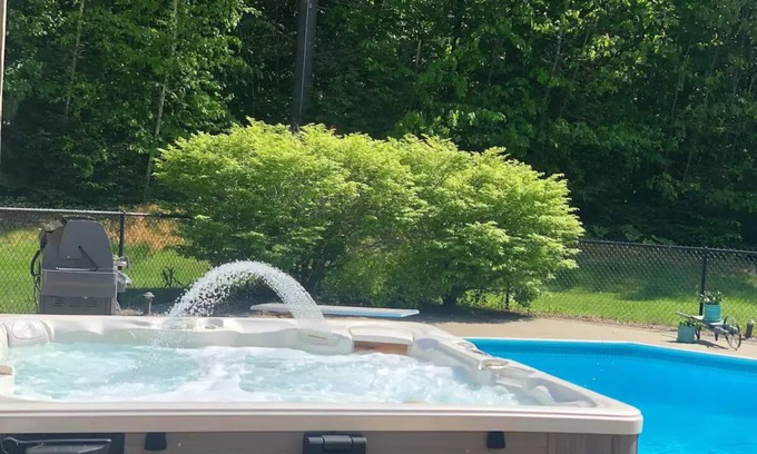 Manchester Apartment | Adorable 2-bedroom place with a hot tub