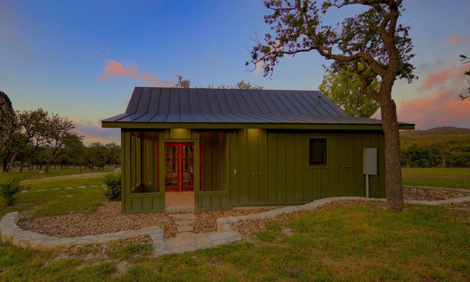 Boerne Cabin | Adorable Cabin in Boerne! sleeps 2, short trip to Luckenbach & Fredericksburg