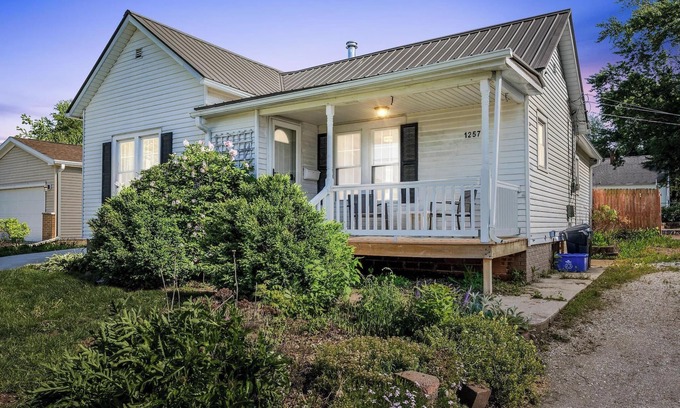 Marion House | Adorable Cottage in small town of Marion. Just a few blocks from Uptown