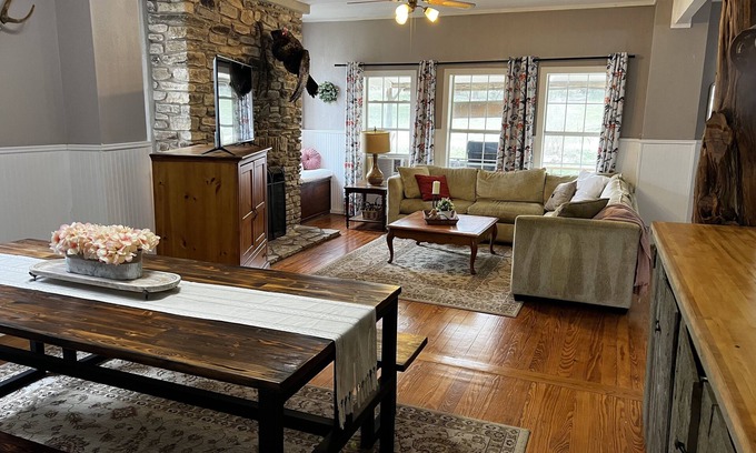 Hunt Other | Adorable Farmhouse with a Springfed Pond!