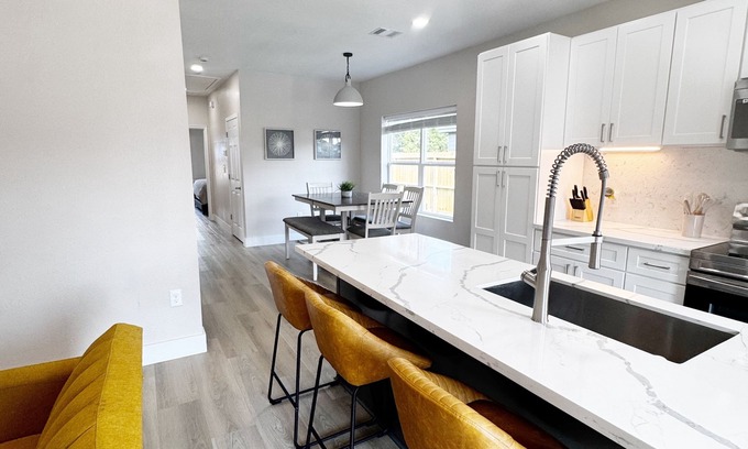 La Marque House | Adorable Home only 17 min from Galveston seawall