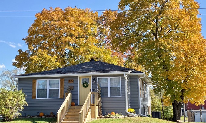 Warsaw House | Adorable home within walking distance of the Drake Harbor and Main Street!