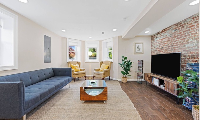 Southeast Apartment | Adorable Infant Friendly 1Br Retreat