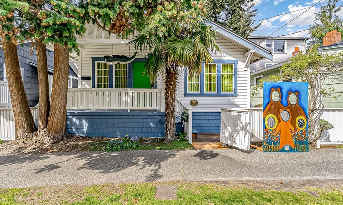 West Seattle House | Adorable, kids' book-themed, dog-friendly home - 1 block from Alki Beach