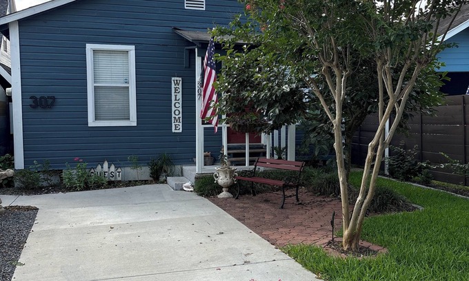 South Central Houston House | Adorable newly renovated bungalow.